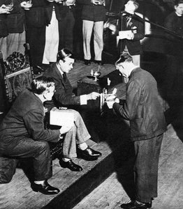 König Edward VIII. als Schirmherr von TOC H, der Lampen des Gedenkens entzündet, Westminster, 1936