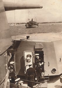 König Georg VI. im Geschützturm der H.M.S Southampton, 1937 von Unbekannt