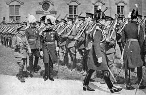 König Georg V. 1865-1936 inspiziert das OTC am Bangor University College, ca. 1920er Jahre, 1936 von Unbekannt