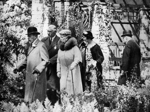 König George V. und Königin Mary auf der Chelsea Flower Show, London, 1930er Jahre von Unbekannt