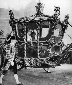 König Georg V. und Königin Mary auf dem Weg zur feierlichen Parlamentseröffnung, ca. 1930er Jahre