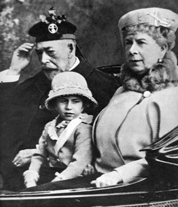 König Georg V. und Königin Mary mit Prinzessin Margaret auf dem Weg zur Kirche, Balmoral, ca. 1930er Jahre