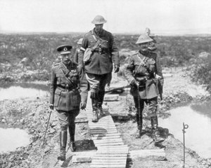 König George V. und der kanadische General Currie besichtigen das eroberte Gebiet bei Vimy und Messines, 1917 von Unbekannt