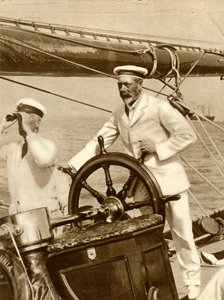 König Georg V. am Steuer seiner Yacht Britannia während der Cowes-Regattawoche, 1924, 1935