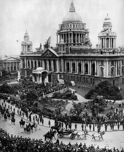 König George V fährt zur Eröffnung des ersten Ulster-Parlaments in Belfast, 1921, 1935 von Unbekannt