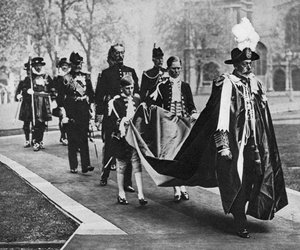 König Georg V. in seinen Roben als Souverän des Order of Bath, ca. 1930er Jahre