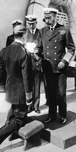 König George V. schlägt Vizeadmiral Pakenham an Bord der HMS Princess Royal zum Ritter, ca. 1930er