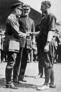 König Georg V. empfängt einen amerikanischen Soldaten, der Baseball gespielt hatte, um 1910er Jahre, 1936