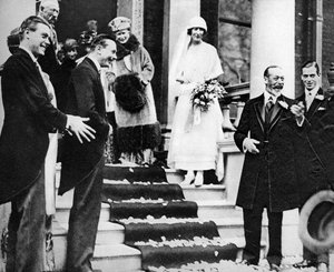 König Georg V. winkt Prinzessin Maud gute Wünsche zu, als sie zu ihrer Hochzeitsreise aufbricht, 1923