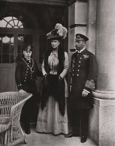 König George und Königin Mary mit ihrem Sohn Prinz Edward, Mai 1910 von Unbekannt