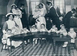 Kingsway Hall Kinderkrippe für Kinder mit Vätern im Krieg und arbeitenden Müttern, 1914 von Unbekannt
