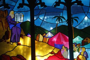 Kathedrale von Kon Tum, Glasfenster, Moses mit den Gesetzestafeln, Kon Tum, Vietnam