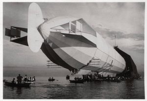 LZ 6 beim Einfahren in einen schwimmenden Hangar, Halle, Deutschland, um 1909-1910