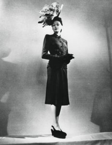 La femme chic, Outfit des französischen Modedesigners Jacques Fath, Paris, Januar 1943 von Unbekannt