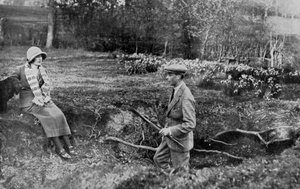Lady Elizabeth Bowes-Lyon und der Herzog von York in ihrem Haus in Hertfordshire bei Welwyn, 1923 von Unbekannt