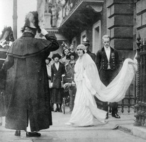 Lady Elizabeth Bowes-Lyon auf dem Weg zur Hochzeit in der Westminster Abbey, 26. April 1923, 1937