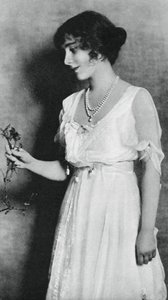 Lady Elizabeth Bowes-Lyon mit einer roten Nelke, 1923, 1937 von Unbekannt