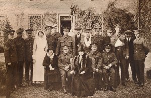 Lady Elizabeth mit der Gräfin von Strathmore und genesenden verwundeten Soldaten