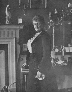 Lady Lansdowne an ihrem Schreibtisch, ca. 1903