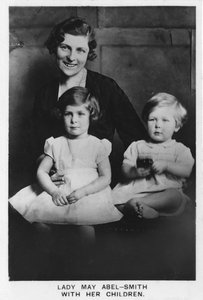 Lady May Abel-Smith mit ihren Kindern