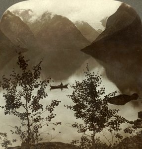 See Loen - gespeist von Gletschern an seinen wolkenverhangenen Bergufern - Norwegen, um 1905 von Unbekannt