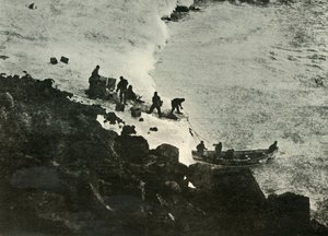 Laden von Vorräten vom Boot an der ersten Landestelle, um 1908, 1909 von Unbekannt