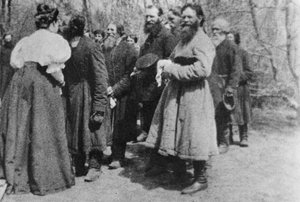 Gutsbesitzerin gibt den Ostergruß an ihre Bauern, Russland, 1890er Jahre von Unbekannt