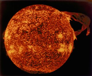 Große Sonnenprotuberanz im extremen Ultraviolettlicht, 1973 von Unbekannt