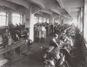 Linsenverarbeitung in der Fabrik der Optisch-Mechanischen Vereinigung in Petersburg, 1916