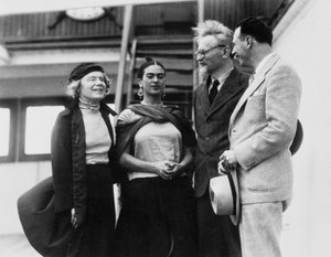 Leon Trotsky mit seiner Frau Natalia Sedova und der mexikanischen Künstlerin Frida Kahlo, 1937