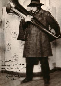 Leonid Andrejew, russischer Autor, spielt ein Musikinstrument von Unbekannt