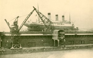 Heben eines majestätischen 56.551-Tonnen-Schiffs im Schwimmdock in Southampton, um 1930 von Unbekannt