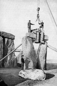 Heben eines Sturzes in Stonehenge, 1901, um 1920 von Unbekannt