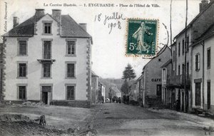 Limousin, Correze (19), Eygurande: Ansicht des Place de l