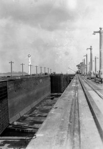 Schleuse am Panamakanal, 1931 von Unbekannt