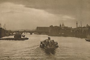 London-Am-Meer: Das tägliche Ausflugsboot fährt bei Sonnenuntergang von Margate zurück, ca. 1935