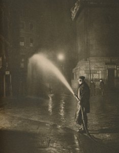 Nächtliche Reinigung Londons: Szene am Fuße des Denkmals, ca. 1935 von Unbekannt