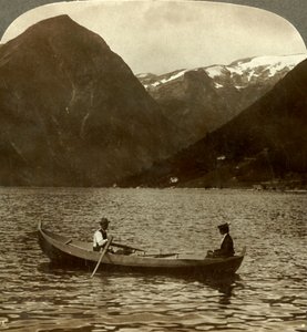 Blick über den Essefjord von Tjugum zum eisbedeckten Kjeipen, Norwegen, um 1905