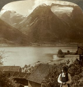 Blick von Hjelle über den ruhigen Strynns-See zu den steilen Gletschern des Mt. Skaala, Norwegen, ca. 1905 von Unbekannt