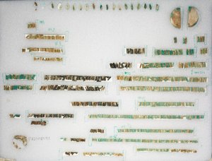 Lose Perlen und zwei Endstücke, 1980-1801 v. Chr. von Unbekannt