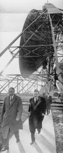 Lord Hailsham und Professor Alfred Lovell in Jodrell Bank, Cheshire, März 1960 von Unbekannt
