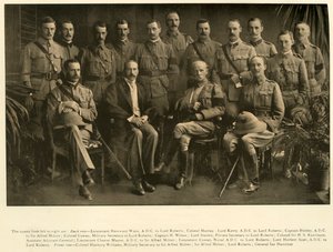Lord Roberts und Sir Alfred Milner mit ihren persönlichen Stäben, 1900, 1901