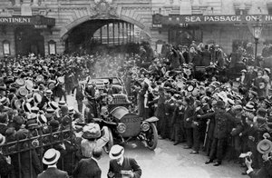 Louis Blériot auf dem Weg zum Savoy Hotel, London, 25. Juli 1909 von Unbekannt