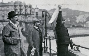 Louis Blériot auf dem Pier in Dover nach seinem Flug über den Ärmelkanal, 25. Juli 1909