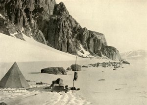 Lower Glacier Depot. Die Vorräte waren im Schnee vergraben von Unbekannt