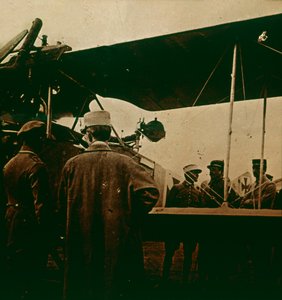 Maschinengewehr auf einem Doppeldecker montiert, Auspuff nach oben, um 1914-1918 von Unbekannt