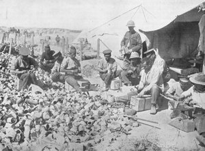 Bomben aus Blechdosen herstellen in Gallipoli, 1915 von Unbekannt