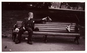 Mann auf einer Parkbank, um 1920 von Unbekannt