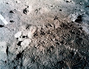 Bemannte Raumfahrt, USA, Apollo 17, Oranger Boden auf dem Mond