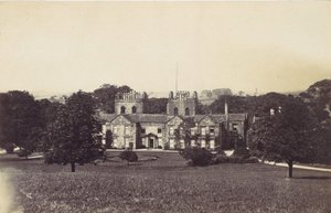 Herrenhaus mit zwei Türmen vom Gelände aus gesehen, 1860er Jahre